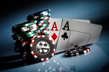 Grafik strategi dasar blackjack menunjukkan keputusan optimal untuk setiap tangan